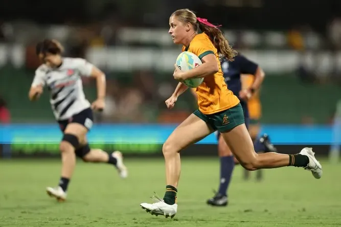 Connection to her heritage has been like a superpower for Mackenzie Davis who has been announced as @unisportau’s 2025 winner of the Most Outstanding Performance by an Indigenous Student-Athlete.
The Rugby 7s star and Australian Catholic University student was honoured at the UniSport Sports Awards Presentation at RMIT University in Melbourne.
Her recognition was the latest in a starburst series of achievements on the global HSBC 7s circuit, including winning the Junior Women’s Player of the Year at the 2025 Rugby Australia Awards.
Mackenzie grew up in Sydney but has a strong link via her mother Tina with the Dunghutti nation on the New South Wales mid-north coast. That celebrated breeding ground for athletes is the same region that launched rugby league champions Greg Inglis and Preston Campbell.
Mackenzie is in the second year of a Bachelor of Occupational Therapy degree, following in the footsteps of ACU alum, Rugby 7s Olympic gold medallist Emma Tonegato.
Balancing her sporting career with global travel and academia is a delicate and sometimes chaotic relationship. It evens out harmoniously through membership of ACU’s Elite Athlete and Performer Program.
“I couldn’t do what I do without the EAPP,” Mackenzie said.
“There are times I’m cramming in uni between training or at the airport. But the EAPP understand my schedule and responsibilities and I’m super grateful for their support.”
Read more via the link in @acuimages bio 🔗