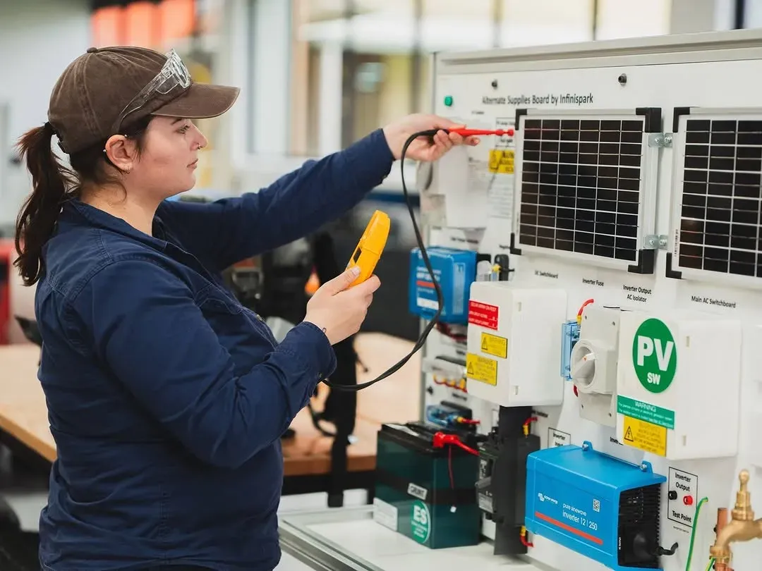 Step inside our newly expanded electrical and engineering training spaces at Moorabbin. 💡
Within our four-walls, future electricians, electrical engineering technicians, renewable energy workers, and more are realised.
.
.
.
#Holmesglen #TAFEVictoria #LearnMoreDoMore