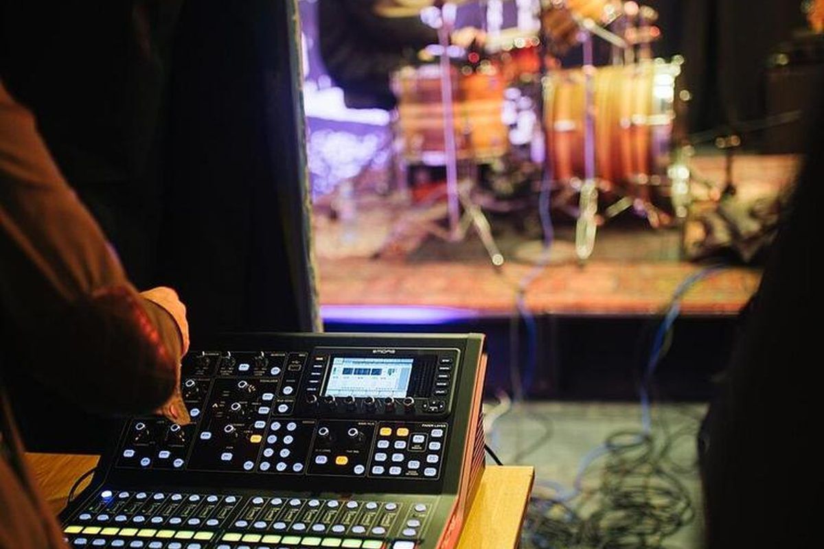Audio engineer: soundcheck
