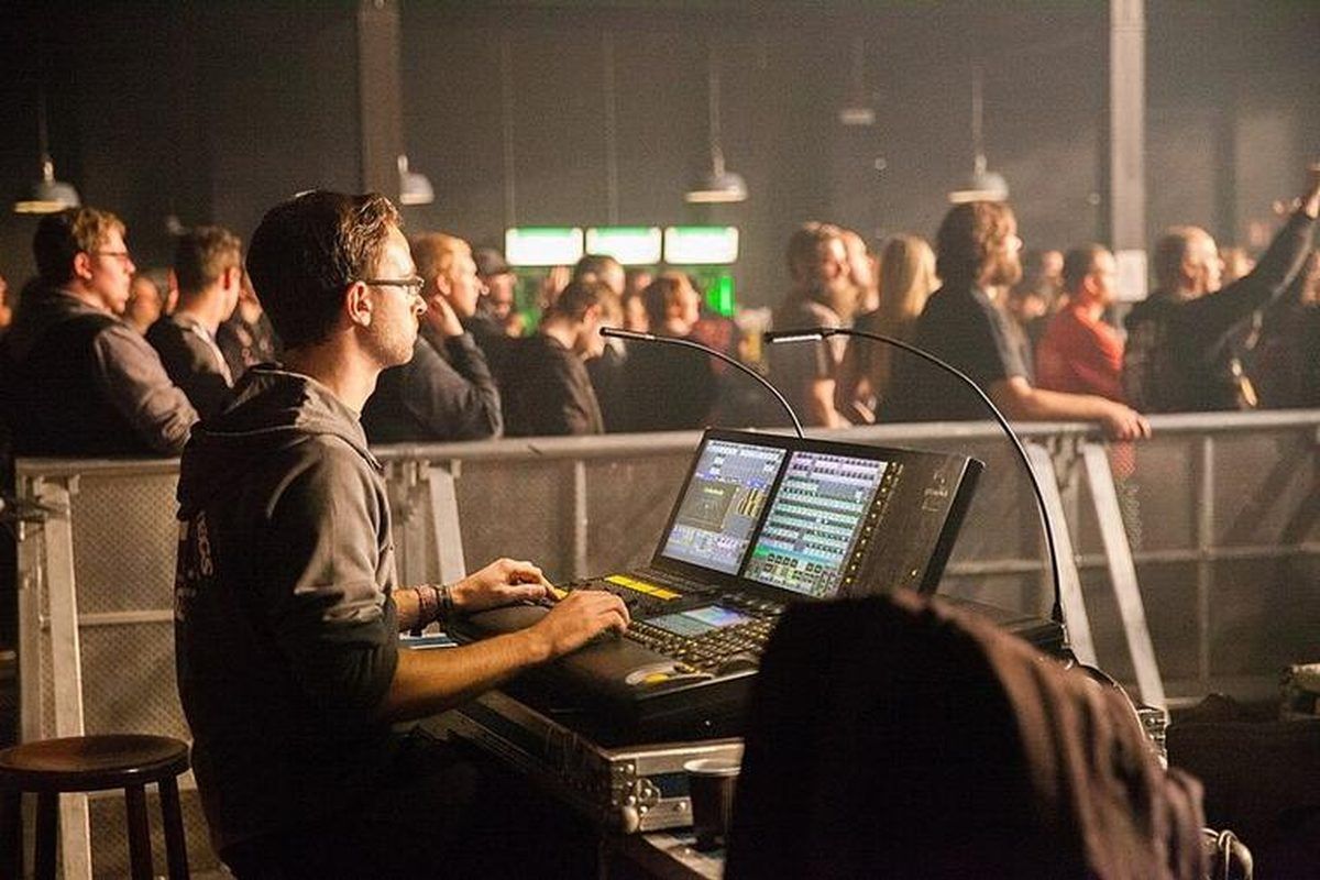 Lighting operator: light the show